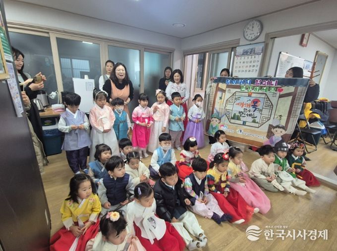 화랑 리버빌 어린이집 원아와 홍천읍 연봉2리 경로당, 세배 행사로 효 문화 잇다