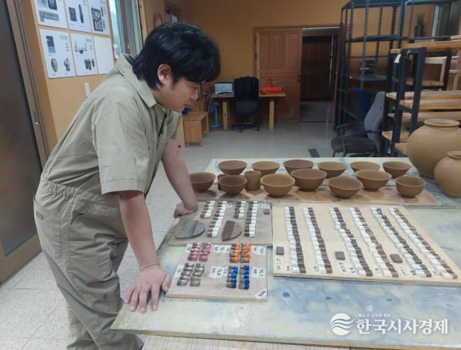 차세대 도예작가가 선택한 고흥, 2026년 입주작가 프로그램 본격 시작 - 나도준 입주작가 도자기 만들기 전 태토, 화장토, 유약 등 데이터 분석하고 있는 모습.