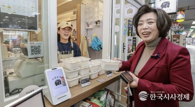 과천시 전통시장 골목형 상점가 현장 점검(사진 오른쪽 신계용 과천시장)