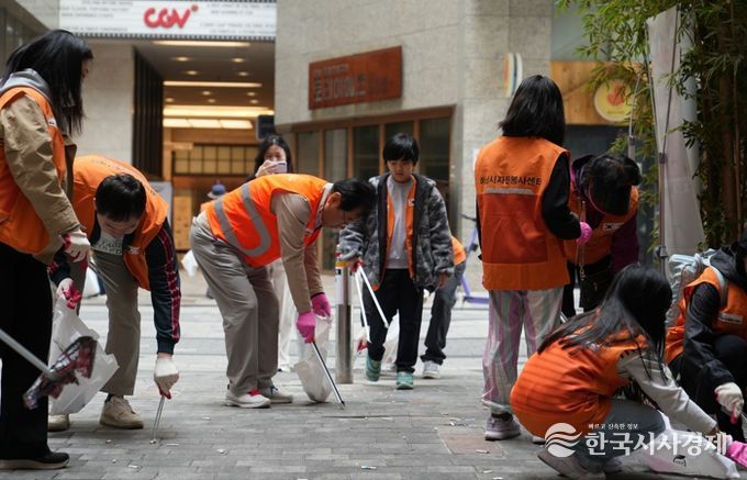 2025년 4월, 미사 문화의 거리에서 진행된 ‘미라클 줍모닝’환경정화 활동에서 자원봉사자들이 거리 곳곳의 쓰레기를 수거하며 시민들에게 생활 속 환경보호 실천의 중요성을 알리고, 깨끗한 도시 환경 조성을 위한 참여 분위기 확산에 힘쓰고 있다.