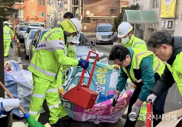 박일하 동작구청장이 18일, 상도동 일대 빌라 밀집지역 이면도로에서 동작구 환경공무관들과 생활 쓰레기 수거 작업을 하고 있다.