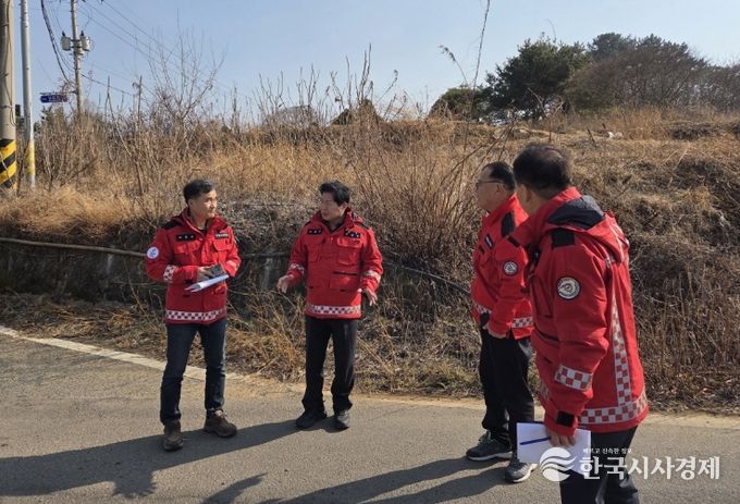 고흥군, 설 연휴 산불 예방 현장 점검 (3) - 공영민 고흥군수가 지난 18일 산불 발생 위험이 높은 산림 연접지를 찾아 현장 근무자들과 함께 취약 요인을 점검하고 있다.