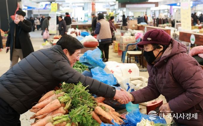 곡성군이 설 명절을 맞아 전통시장 장보기에 나섰다.