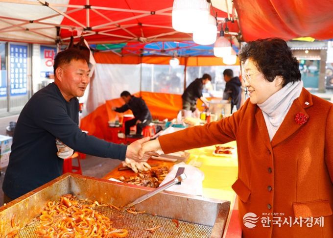 김경희 이천시장, 설 맞아 전통시장 방문 활력 응원