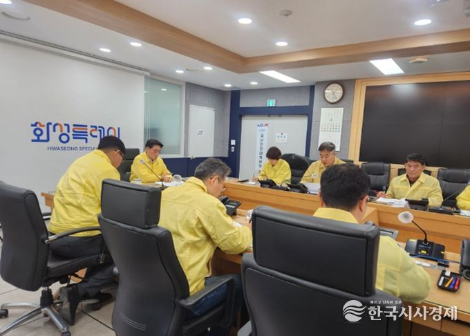 윤성진 제1부시장이 재난안전대책본부 긴급회의를 주재하고 있다