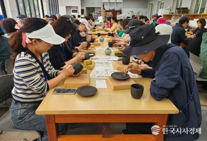 작년 제53회 청자축제장에서 청자빚기 체험중인 관광객들의 모습