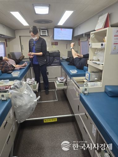 울산교육청 직원들이 20일 교육청 정문 앞 헌혈버스에서 헌혈 봉사활동에 참여하고 있다.