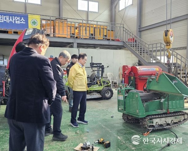 시 관계자들이 농기계임대사업소를 방문해 현장 점검을 하고 있다.
