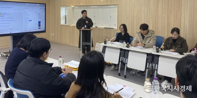 영천시 읍면동 통합돌봄 사업 담당자들이 역량 강화 교육을 듣고 있다.