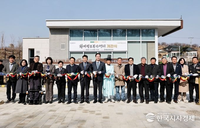 정명근 화성특례시장(가운데)과 배정수 화성특례시의회 의장(가운데 왼쪽), 내빈들이 테이프 커팅식을 하고 있다