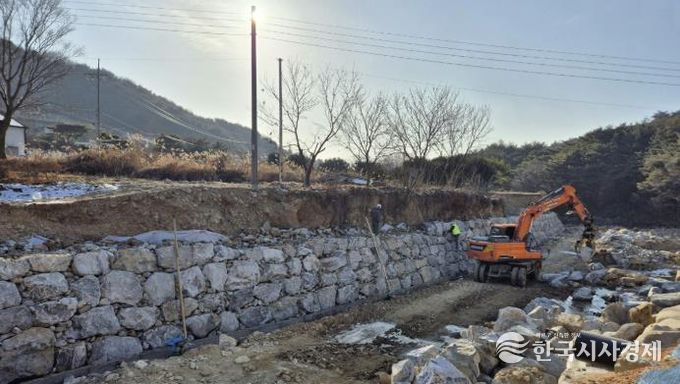 기능(항구) 복구 사업이 진행되고 있는 해미면 산수천 모습