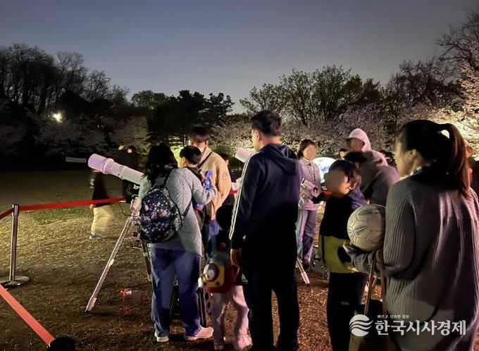 시민들이 천문 관측을 하고 있다.
