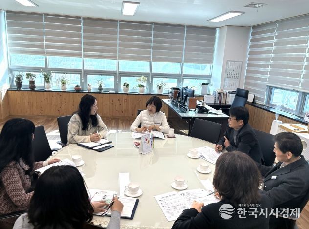 울산교육연수원 한현숙 원장과 부서장들이 23일 청렴 문화 정착을 위한 청렴대책추진단 회의를 하고있다.