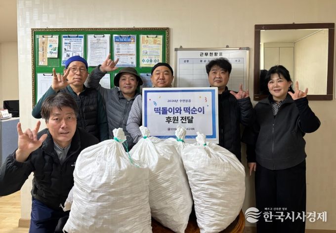 서구 강남시장 '떡돌이와 떡순이', 인천농아인협회 서구지회에 이웃사랑 물품 전달