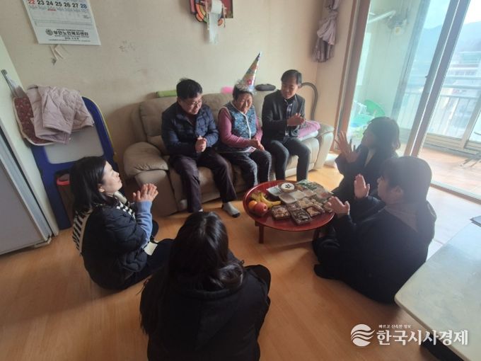 부안 변산면 지사협, 홀몸 어르신 생신상 전달