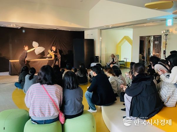 울산 유아와 보호자들이 24일 큰나무놀이터에서 학년말방학 특별체험 프로그램에 참여하고 있다.