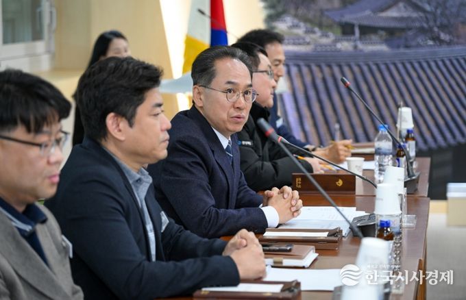 엄태현 영주시장 권한대행이 보고회에서 발언하고 있다.