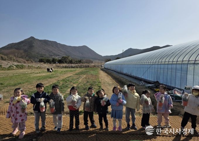 강진청자축제 ‘봄나물 캐기’부스에서 아이들이 나물을 캐고 있다.