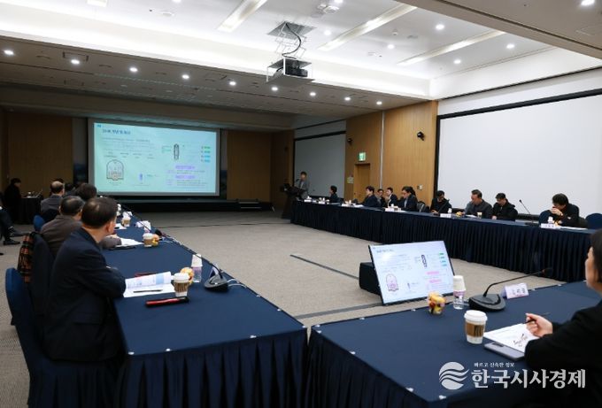 경상북도와 경주시가 24일 경주화백컨벤션센터에서 '경주 SMR 건설부지 유치지원 자문회의'를 개최하고 SMR 경주 유치를 위한 전략과 지원방안을 논의하고 있다
