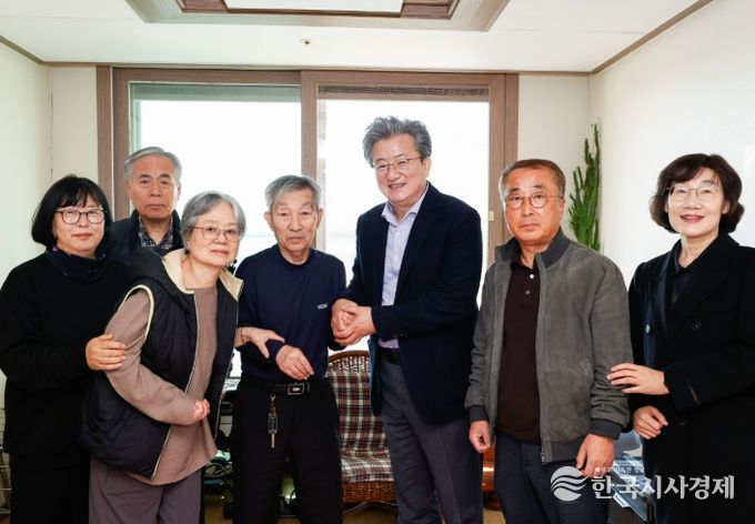 25일 정용래 유성구청장과 관계자가 오봉록 애국지사 자녀 오우룡 씨(오른쪽에서 네 번째) 가정을 방문해 위문했다