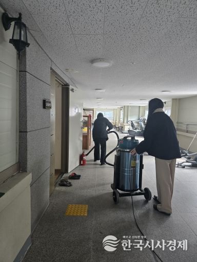 강남교육지원청 직원들이 25일 울주군 혜진원에서 희망 나눔 봉사활동을 하고 기념사진을 찍고있다.