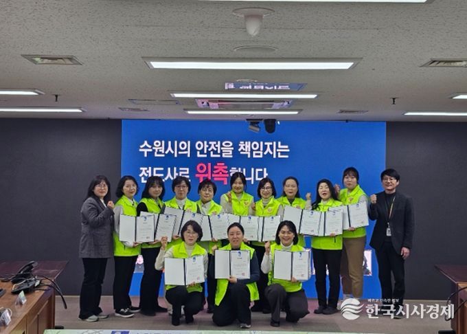 새빛안전지킴이 교육 강사 위촉식 후 기념촬영을 하고 있다.