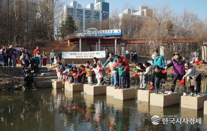 승기천 생태하천 ‘발돋움’…1급수 대표종 버들치 방류