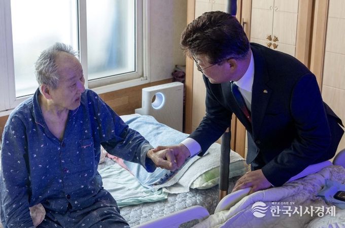 최충규 대덕구청장(사진 오른쪽)이 독립유공자 후손 정한백 씨의 자택을 방문해 감사와 존경의 뜻을 전하고 있다.