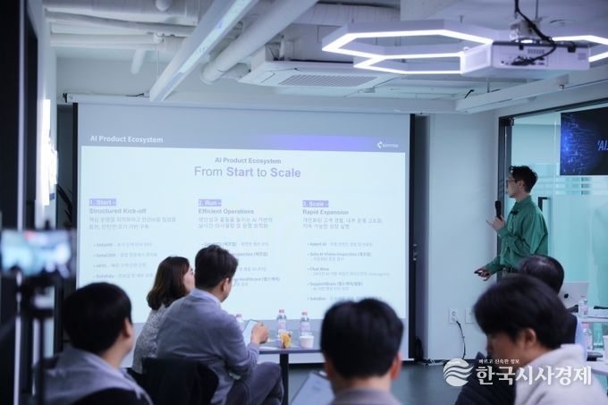 SotaTek Korea 전문가, 세미나에서 기업을 위한 AI 전략과 실전 적용 방안을 소개하고 있다.