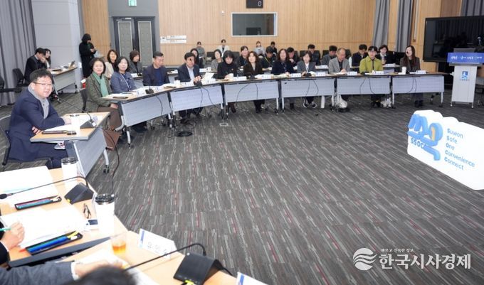 수원시가 ‘수원시 1인 가구 지원사업 부서 간담회-쏘옥(SsOcC)토크’를 열고 있다.