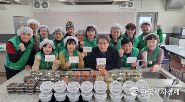 광명시 하안1동 새마을부녀회와 새마을지도자협의회는 지난 25일 정월대보름을 앞두고 관내 취약계층 어르신들을 위한 반찬 나눔 행사를 진행했다.