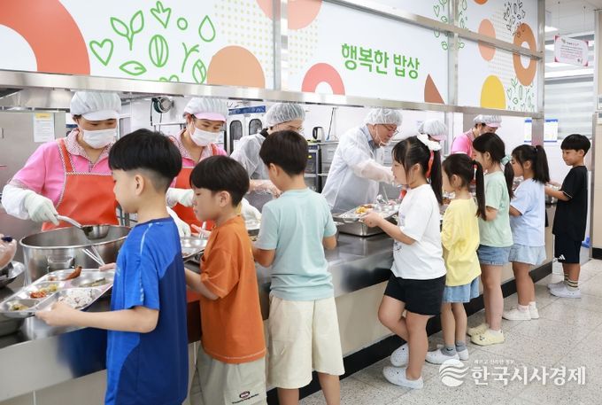 산청군 먹거리통합센터 학교급식 전면운영