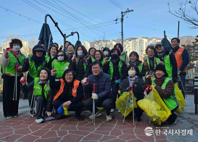 남양주시 호평동 지역봉사단, 봄맞이 호만천 환경정화 활동 실시