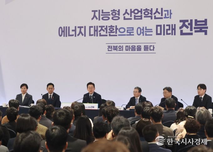 이재명 대통령이 27일 전북특별자치도 전주시 전북대학교에서 열린 '전북의 마음을 듣다' 타운홀미팅 간담회에서 발언하고 있다 사진제공=전북사진기자단