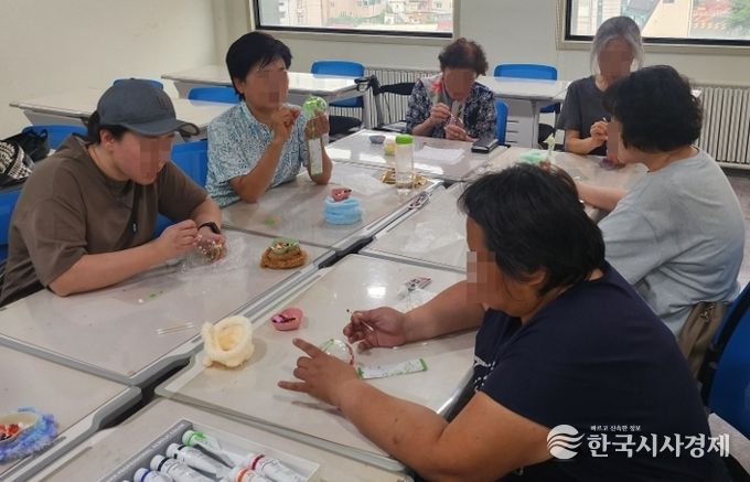 지난해 관악구 1인가구 대상 '행복톡톡 행운랜드 공예모임' 활동 모습