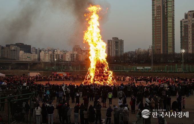 양천구, ‘2026 정월대보름 민속축제’에서 달집을 태우며 건강과 행복을 기원하고 있는 모습