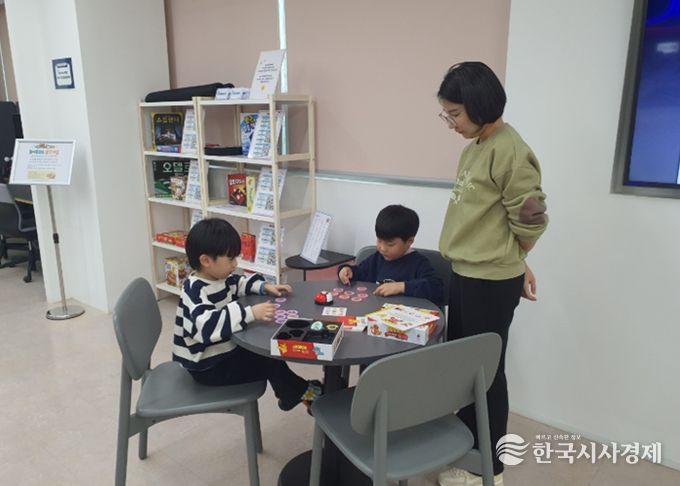어린이들이 하안도서관 3층 보드게임 라운지 '놀이충전소 올댓게임'에서 보드게임을 하고 있다.