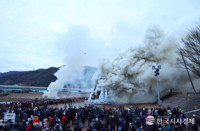 전국 최대 달집태우기, 2026 청도정월대보름행사‘성공 점화’