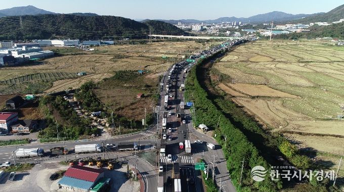 경주~울산을 연결하는 국도 구간인 외동 모화삼거리 일대 도로 전경. 출퇴근 시간대 상습적인 교통 정체가 발생하는 구간이다.