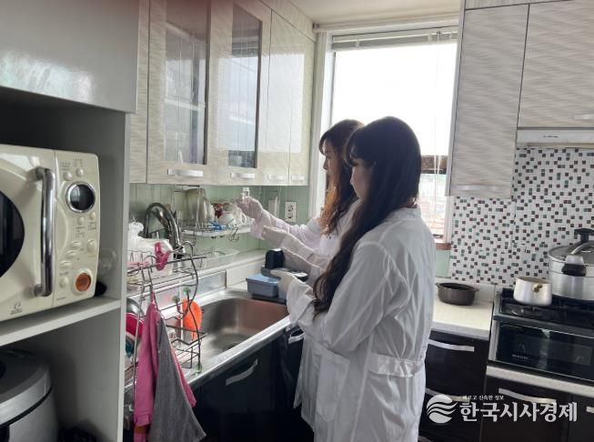 찾아가는 우리집 수돗물 안심 확인제 : 가정에 방문하여 수도꼭지 수질검사 진행 광경