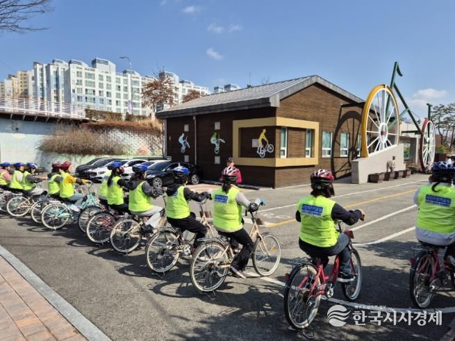 시민자전거교실 참여자들이 자전거문화센터에서 자전거 교육을 받고 있다