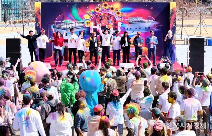 - 제16회 2026 홀리해이 페스티벌에서 참가자들이 축제의 하이라이트인 색 가루 뿌리기 세레모니를 준비하고 있다.