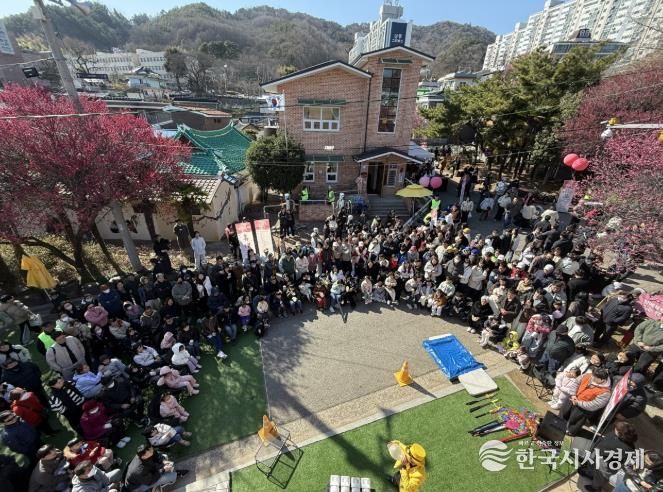 지난 7일 탐매희망센터 일원에서 열린 ‘제8회 매곡동 탐매축제’에서 관람객들이 마술·버블쇼 공연을 관람하고 있다
