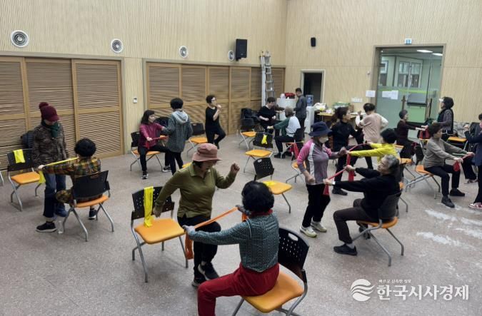 만 65세 이상 어르신들이 광명시 보건소 1층 대회의실에서 어르신 신체활동 프로그램에 참여하고 있다.