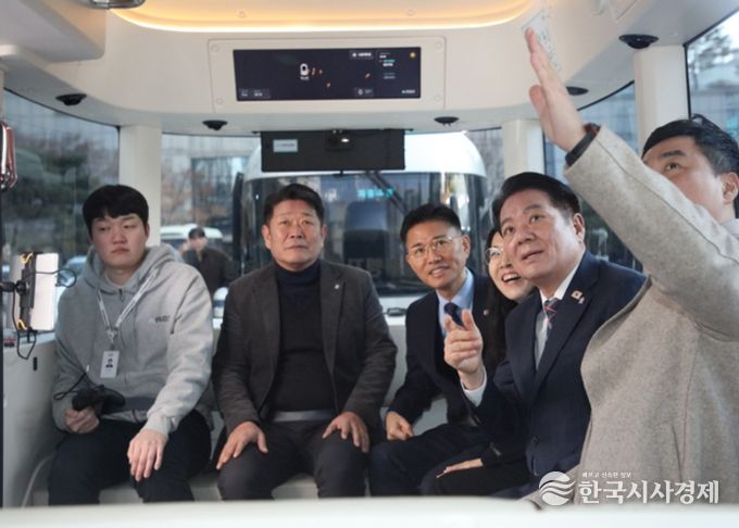최대호 안양시장(오른쪽에서 두번째)이 10일 오전 10시 25분 시청 정문에서 출발한 레벨4 자율주행 셔틀 안에서 운행에 대한 설명을 듣고 있다