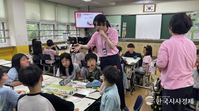 성남시 자체 양성 강사가 성남시내 한 초등학교 에서 보드게임을 활용한 ‘저출생 인식 개선 인구교육’을 하고 있다