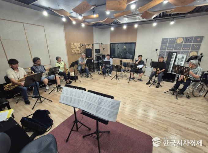 제10기 음악대학 수강생들이 색소폰 강의에 참여하고 있다.