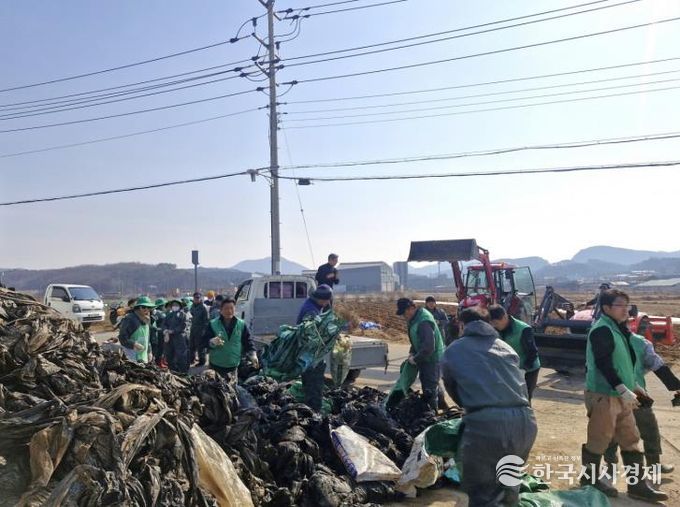안성시 원곡면 새마을협의회, 영농 폐기물 6톤 수거… 깨끗한 농촌 만들기 앞장
