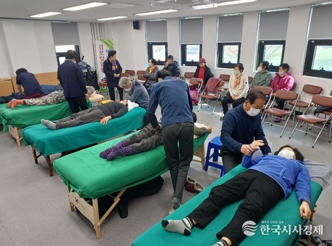 곡성군 어르신들이 전통활법 프로그램에 참여하고 있는 모습