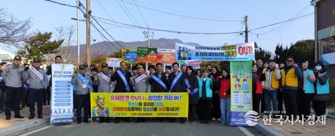 개학기를 맞아 강진군과 관계기관, 학생들이 함께 학교폭력 예방 및 청소년 유해환경 캠페인을 가졌다.
